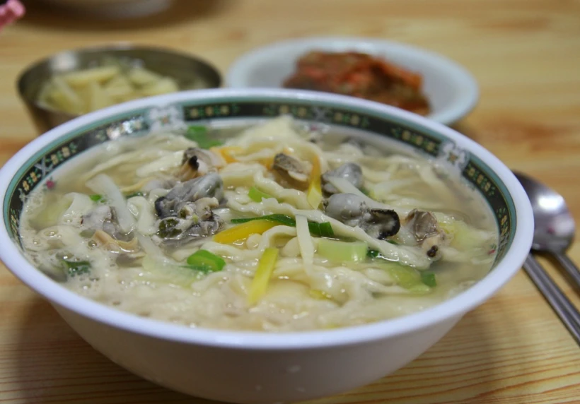 4월 제철 해산물인 바지락 칼국수