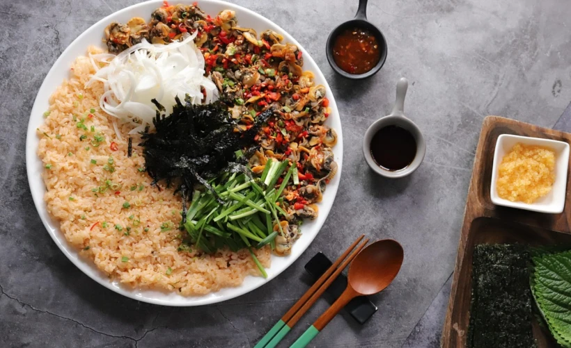 겨울 제철 음식인 꼬막을 활용한 비빔밥의 모습